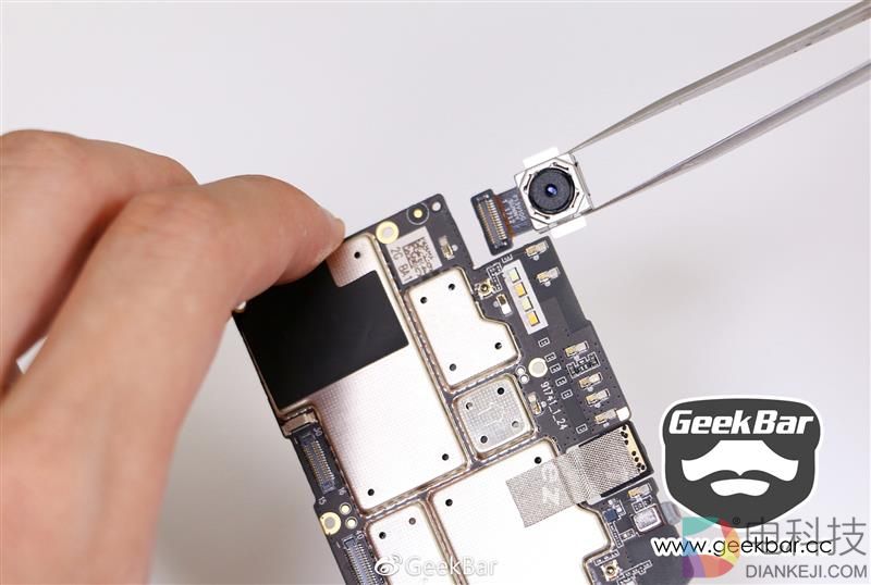 能不能变形？魅蓝E2变形金刚定制版拆解