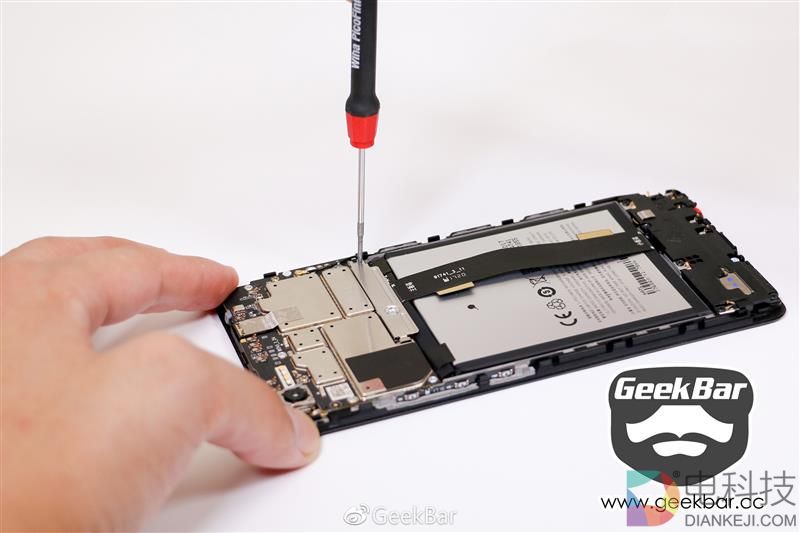 能不能变形？魅蓝E2变形金刚定制版拆解