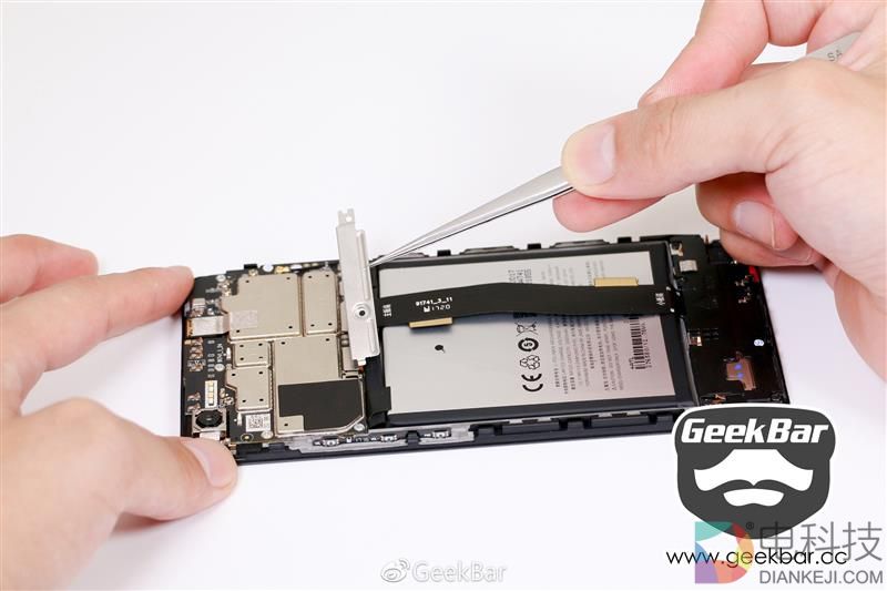 能不能变形？魅蓝E2变形金刚定制版拆解