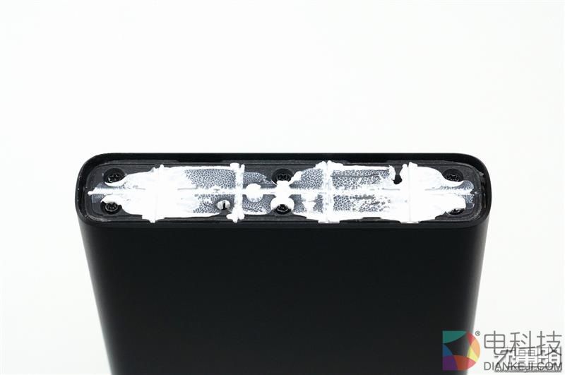拆解华为用料做好的移动电源：赏心悦目