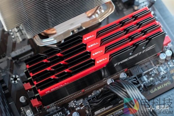 4条内存槽插满DDR4-4000高频条结果蓝屏：终于懂了