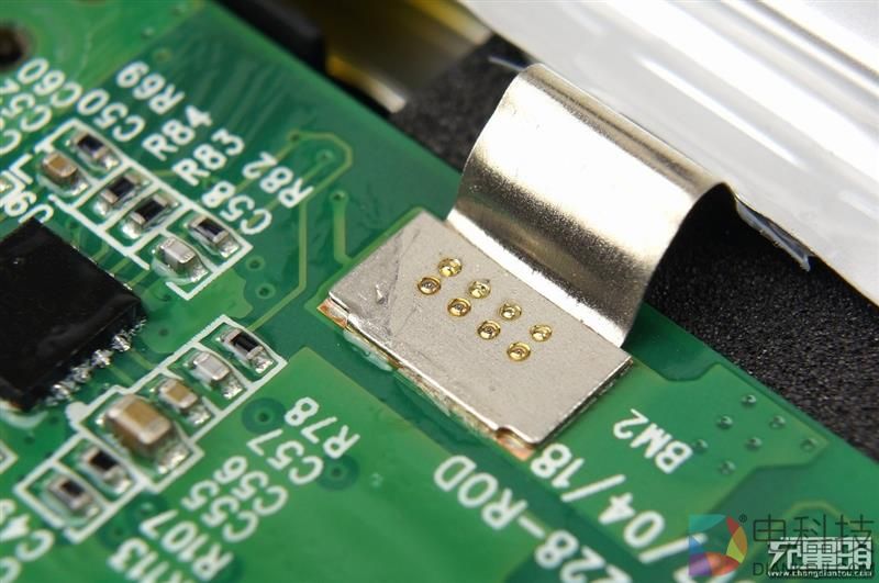 拆解华为用料做好的移动电源：赏心悦目