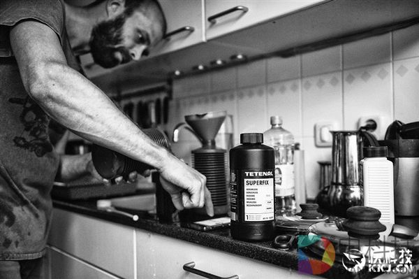 网友二手店里买老相机 发现珍贵照片 感动…