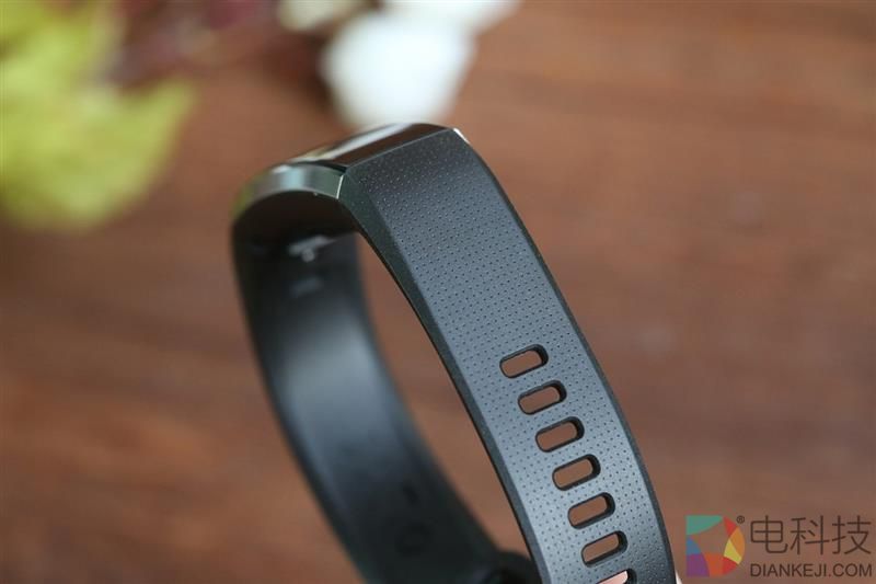 50米防水+独立GPS！华为运动手环体验评测：为运动而生