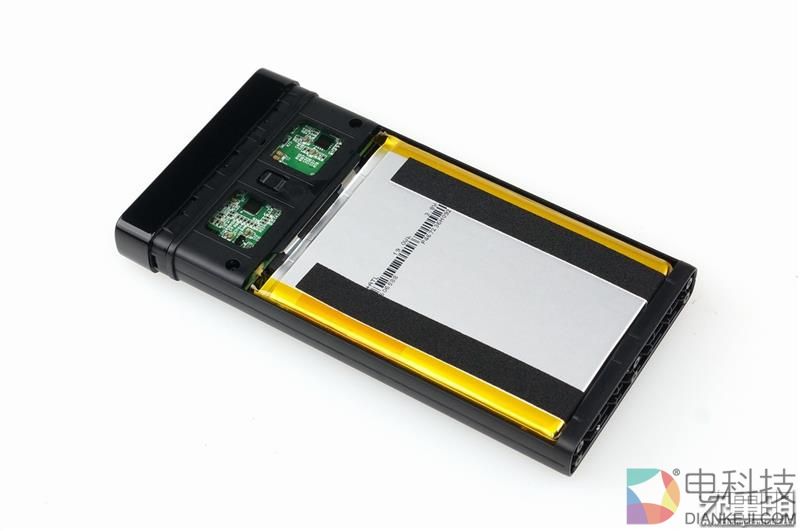 拆解华为用料做好的移动电源：赏心悦目