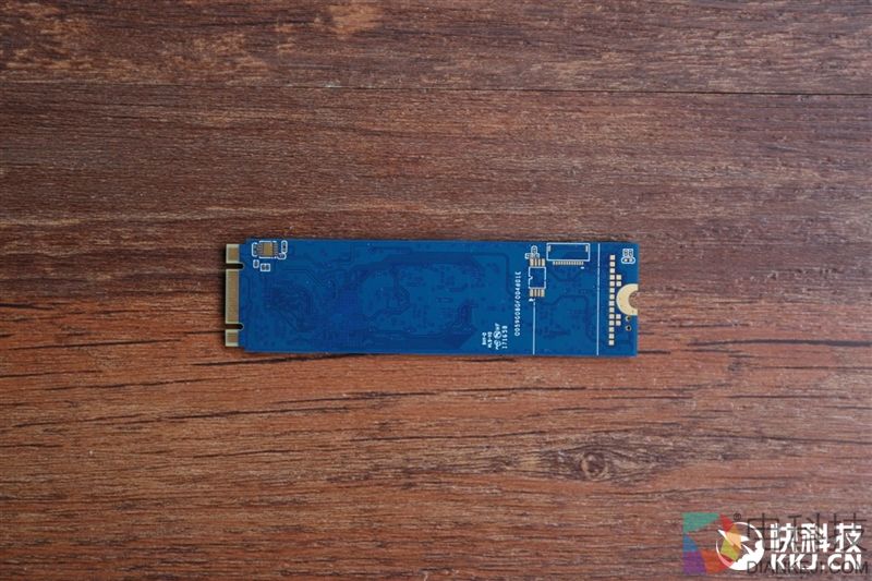 影驰铁甲战将240-M.2 SSD评测：跑得快 还不热