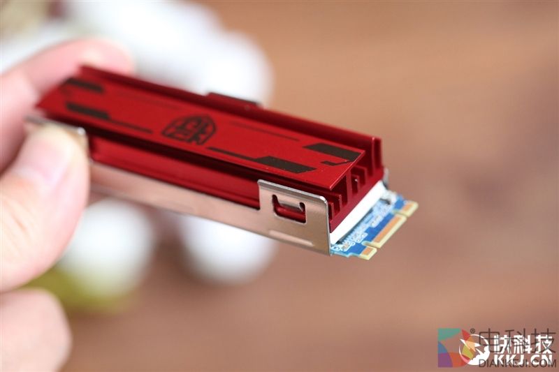 影驰铁甲战将240-M.2 SSD评测：跑得快 还不热