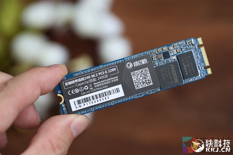 影驰铁甲战将240-M.2 SSD评测：跑得快 还不热
