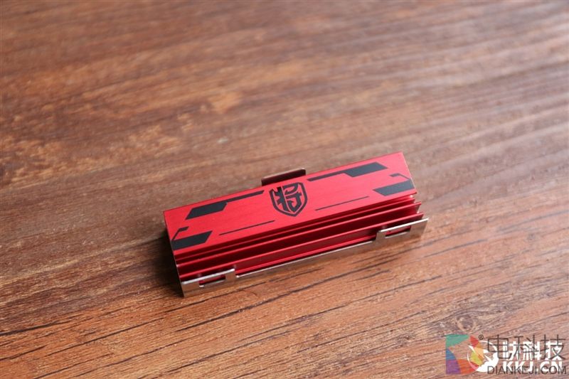 影驰铁甲战将240-M.2 SSD评测：跑得快 还不热