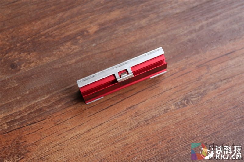 影驰铁甲战将240-M.2 SSD评测：跑得快 还不热