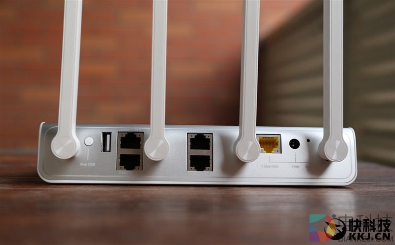 找到漏洞给百万奖金！360安全路由器2评测：全千兆四天线